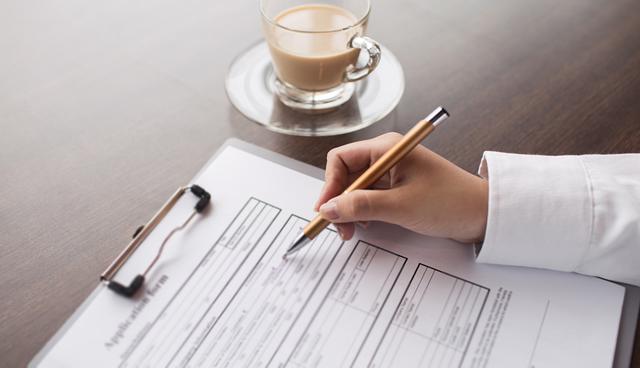 FOTO 2 | ¿En qué punto has empezado a leer por encima?
Las personas encargadas de contratar no pasan más de seis minutos delante de un currículum. Por supuesto, tu amigo le dedicará un poco más. Dicho esto, habrá un punto en el que tu amigo tenga la urgencia de pasar por encima algunas cuestiones. No te ofendas. Si esto ocurre tendrás que darle una vuelta hasta conseguir que tenga la información justa y necesaria para hacerlo excepcional. (Foto: Freepik)