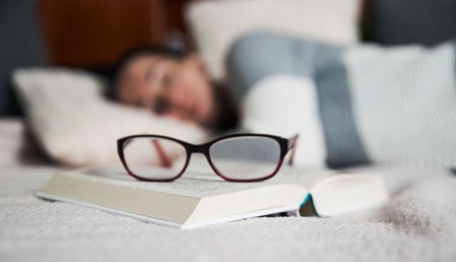 FOTO 6 | 6. Relájate antes de dormir. Es relativamente habitual llegar a la noche con la vida al cuello. Nuestros días están tan llenos de actividades que caemos desplomados en la cama con la cabeza revuelta de tareas pendientes y cosas por hacer. Así no hay quien duerma. Por eso los expertos recomiendan realizar tareas relajantes antes de ir a la cama (Blanaru y otros, 2012; Nicassio y Bootzin, 1974). Cosas como leer, escuchar música o, directamente, usar técnicas de relajación pueden convertirse en nuestras aliadas. Lo que no es recomendable es dar vueltas en la cama sin hacer nada. (Foto: Freepik)