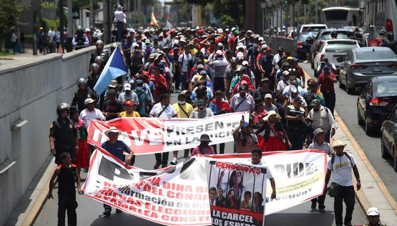 Cientos de manifestantes se desplazan por San Isidro para llegar a protestar al Centro de Lima. (Foto: Jorge Cerdan/@photo.gec)