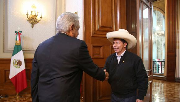 En este foto de setiembre del 2021, el presidente de México, Andrés Manuel López Obrador, recibe a su homólogo peruano Pedro Castillo para la cumbre de la CELAC. Foto: AFP.