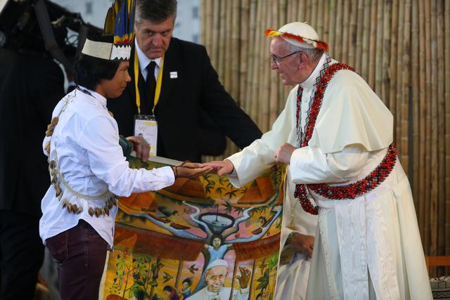 Foto 3 | "No podemos disponer de los bienes comunes al ritmo de la avidez del consumo. Es necesario que existan límites que nos ayuden a preservarnos de todo intento de destrucción masiva del hábitat que nos constituye", afirmó el religioso argentino.