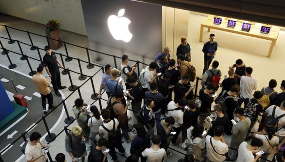 Los clientes hacen cola frente a una tienda de Apple Inc. antes de su horario de apertura durante el primer día de venta del teléfono inteligente iPhone 15 en Shanghai, China, el viernes 22 de septiembre de 2023. Fuente: Bloomberg
