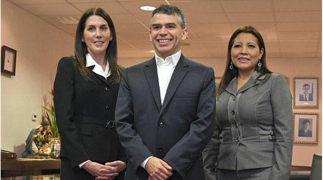 La plancha de Todos Por El Perú es liderada por Julio Guzmán, y la integran Juana Maura Umasi y Carolina Lizárraga.