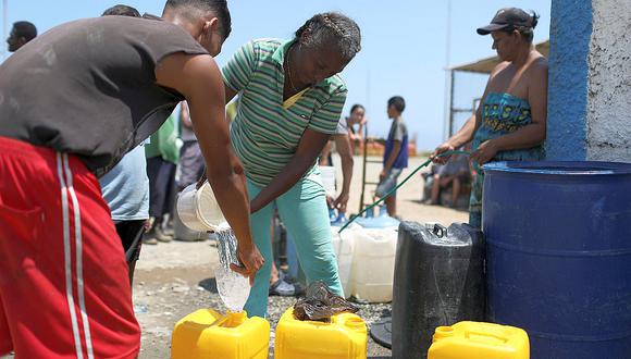Crisis en Venezuela EN VIVO: Tras el apagón en varias ciudades venezolanos, los pobladores sufrieron la falta de agua. En la foto, ciudadanos llena galones de agua de la planta de desalinización La Guaira. (Foto: Reuters)