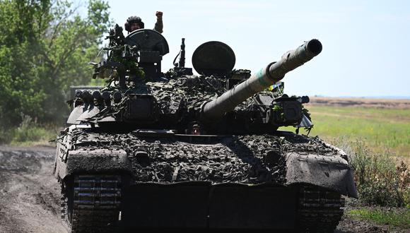 Los militares ucranianos conducen un tanque T-72 en la línea del frente en el este de Ucrania el 13 de julio de 2022. (Foto: MIGUEL MEDINA / AFP)