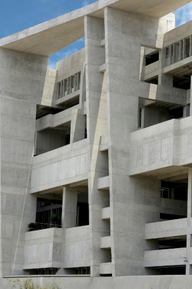 Jane Duncan, presidente de los premios RIBA,  argumenta que "el concepto de 'campus vertical' desafía lo convencional, al igual que la combinación de espacios abiertos y cerrados, pero ambos son clave para el éxito de esta construcción visu