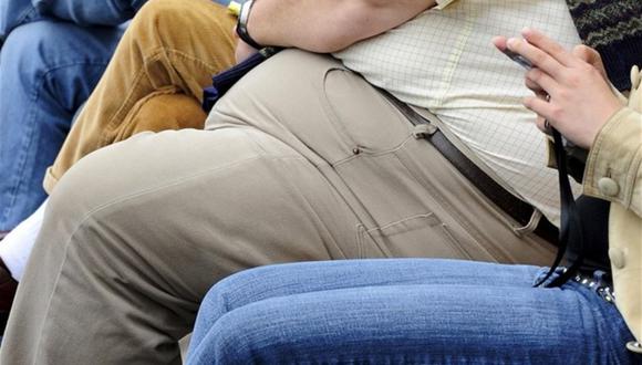 Imagen de archivo de un hombre obeso sentado en un banco en el centro de Londres, Reino Unido. 23 septiembre 2009. REUTERS/Toby Melville (Britain Health Society). Foto: REUTERS/Toby Melville (Britain Health Society)