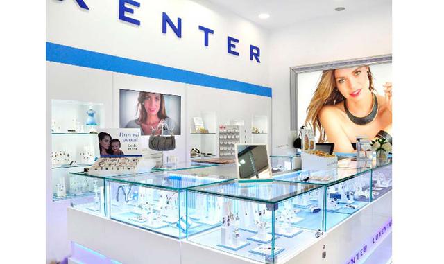 FOTO 18 | Tras la apertura de la primera joyería Luxenter en Madrid, en el año 1976, la marca se ve más que capacitada para compartir su modelo de negocio y know-how con otros emprendedores que se animen a sumarse al proyecto, compartiendo la experiencia 