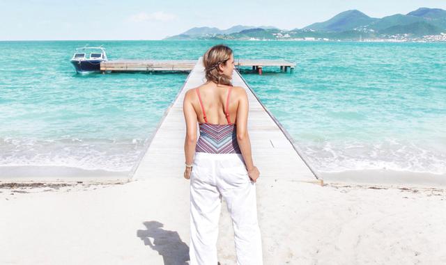 Foto 3 | Dónde: Saint Martin. Andrea Feczko, presentador de la serie de fin de semana de ABC "Vacation Creation", dice que esta isla caribeña es única, mitad francesa (Saint Martin) y mitad holandesa (Sint Maarten). Fue devastada por el huracán Irma. Pero ahora está en reparación. El famoso aeropuerto internacional Princess Juliana de Saint Martin está abierto desde finales de octubre de 2017. La mayoría de la electricidad de la isla se ha restaurado y muchas playas, bares, restaurantes y negocios han reabierto sus puertas. Debido a que los turistas todavía son cautelosos, muchos hoteles tienen tarifas con descuento (como el Hotel Mercure por US$ 169 por noche), así como magníficas propiedades de Airbnb desde US$ 50 por noche. Es un ganar-ganar. No solo ahorrará dinero, sino que gastará su dinero en negocios y personas que realmente necesitan ayuda.