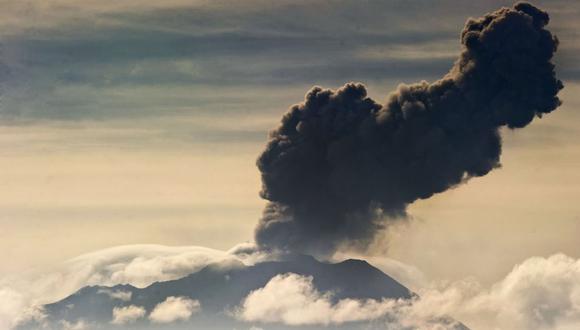 Volcán Ubinas, conocido como uno de los más activos del Perú, ha despertado una vez más, generando preocupación y acciones preventivas por parte de las autoridades.. (Foto: AFP)