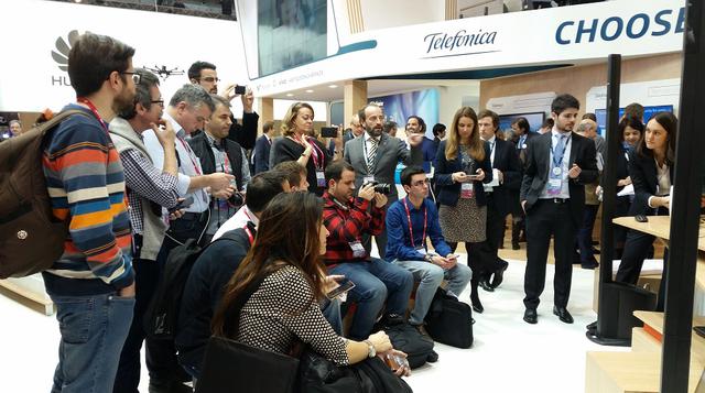 18.  Telefónica de España presentó una iniciativa Social TV, que permitirá a los suscriptores a sus servicios de TV paga interactuar con otras personas directamente en la pantalla del SmarTV mientras miran televisión.