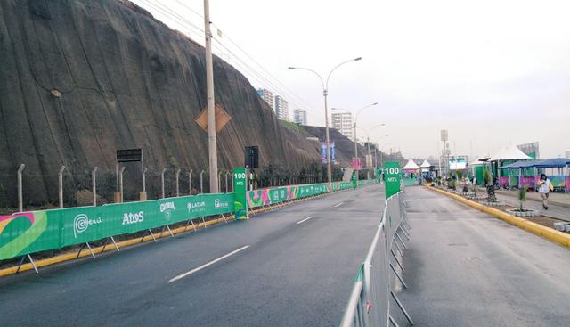 La Policía Nacional resguarda la zona que está restringida al tránsito vehicular. (Foto: PNP)