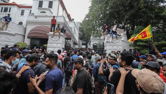 Manifestantes gritan consignas frente a la residencia oficial del presidente durante la protesta antigubernamental en Colombo, Sri Lanka, el 09 de julio de 2022. (Foto: EFE/EPA/CHAMILA KARUNARATHNE)