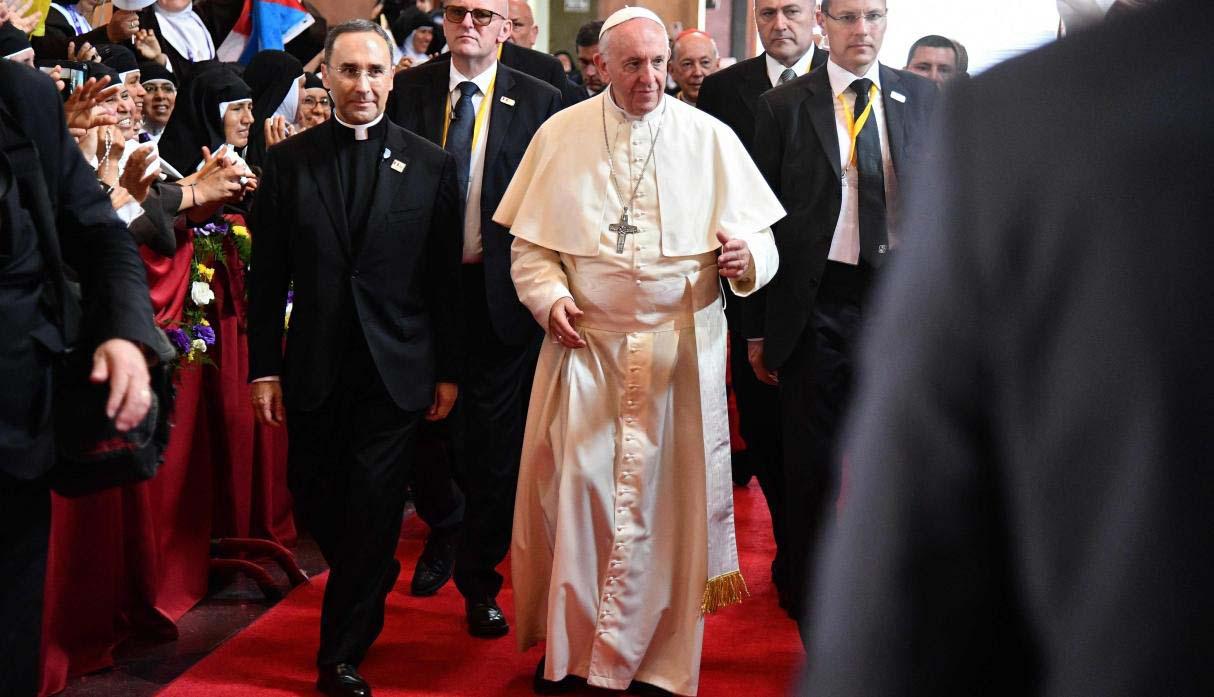 FOTO 22 | "Monjas terroristas no, el mejor remedio para no chismear es morderse la lengua, pero no tirar una bomba, que no haya chismes en el convento... acuérdense de los terroristas en Ayacucho cuando quieran contar un chisme (…)Una monja chismosa es peor que los terroristas de Ayacucho hace años, porque el chisme es como una bomba", añadió Francisco.