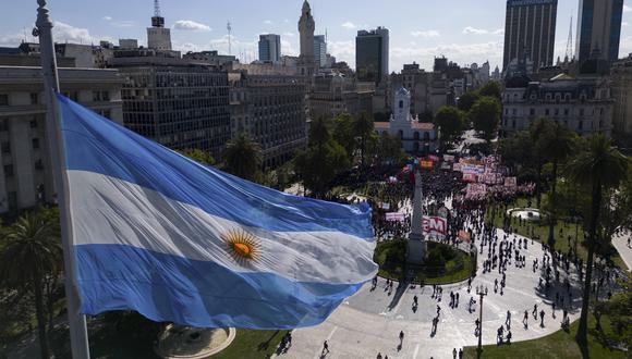 Una toma aérea de ciudadanos en una protesta contra el Gobierno presidente de Argentina Javier Milei, en Buenos Aires, Argentina, el 20 de diciembre de 2023. (Foto de Isaac Fontana / EFE)