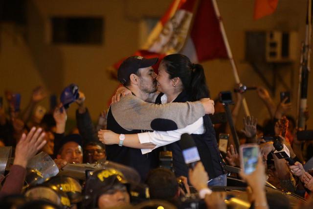 Keiko Fujimori salió en libertad esta noche tras permanecer recluida en el Penal Anexo de Chorillos por casi 13 meses. Fue recibida por su esposo Mark Vito y simpatizantes de Fuerza Popular. (Foto: Hugo Curotto/GEC)