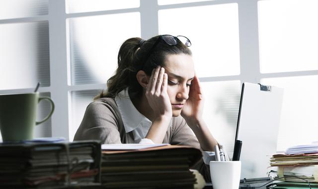 Foto 7 | De acuerdo con la investigación de Jean Twenge, los adolescentes en Estados Unidos pasan cinco horas o más cada día frente a sus dispositivos y tienen un 71% más de probabilidades de tener un factor riesgo de suicidio. Y eso es independiente del contenido que consumen, asegura. A mayor número de horas, mayores posibilidades de sufrir depresión. "Es una cantidad de tiempo excesiva. Dos horas al día implica un riesgo ligeramente elevado. Y con tres horas al día o más, hay un aumento pronunciado entre quienes tienen al menos un factor de riesgo de suicidio".