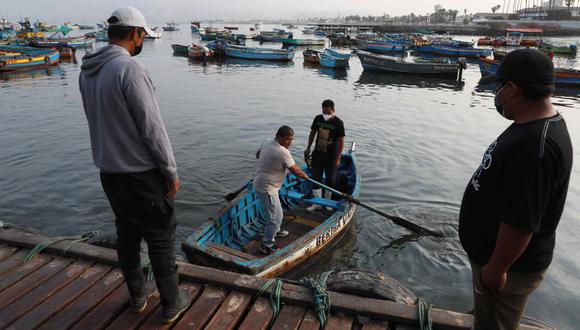 Pescadores se sumarán a labores de limpieza por derrame de petróleo de Repsol. (Foto: EFE)