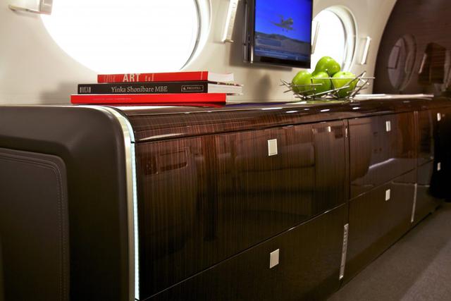 FOTO 12 | Cada asiento cuenta con un espacio para guardar objetos personales y una televisión, que se puede controlar con el mando instalado en el reposabrazos. Gracias a la avanzada conectividad del avión hay un montón de canales disponibles. (Foto: Gulfstream)