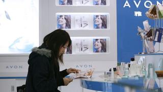 Demanda de cosméticos Avon sigue cayendo en América Latina afectando sus ventas