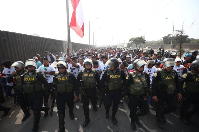 Agentes de la PNP resguarda la movilización. (Fotos: Giancarlo Ávila)