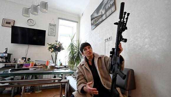 Mariana Jaglo, madre de tres hijos, habla mientras sostiene su rifle Z-15 - Zbroyar durante una entrevista en su departamento en Kiev, Ucrania, el 28 de enero de 2022. (Foto: AFP).