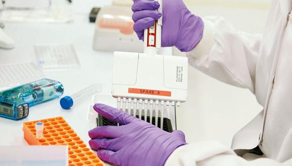 Una vacuna experimental contra el COVID-19 del Imperial College London tenía previsto comenzar ensayos en humanos esta semana. (Bloomberg)
