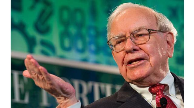 Warren Buffett comenzó a invertir a los 11 años. La mayoría de los niños pasan su infancia jugando, pero Warren Buffett a sus 11 años era un prodigio matemático enfocado en la bolsa de valores. Su primera compra fue de seis acciones en Cities Service, una