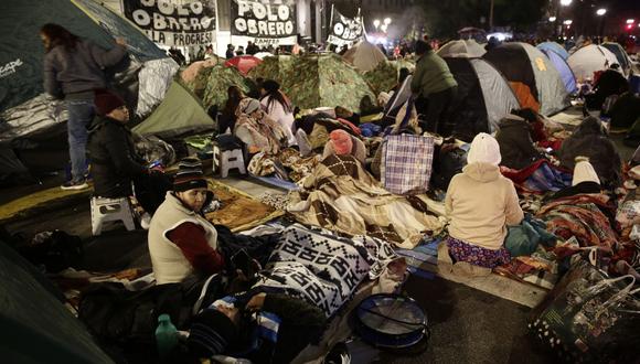 Miembros de organizaciones sociales acampan en la Plaza de Mayo, frente al palacio presidencial Casa Rosada, para manifestarse contra el aumento de la inflación en Buenos Aires el 19 de abril de 2023. (Foto de Emiliano Lasalvia / AFP)