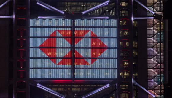 El logotipo de HSBC Holdings Plc se muestra en la fachada de la sede de la compañía en Hong Kong, China, el viernes 18 de febrero de 2022. Fotógrafo: Paul Yeung/Bloomberg