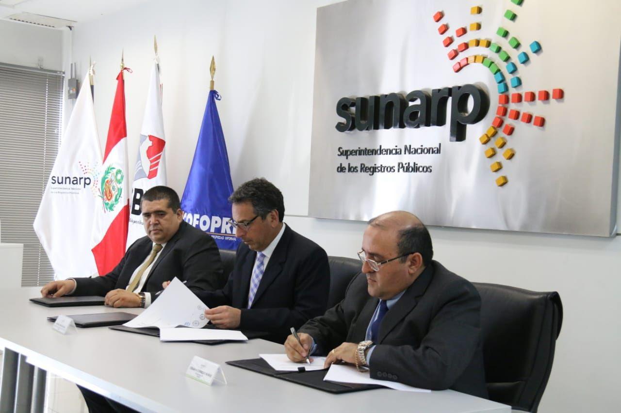 El presidente de la Sunarp, Manuel Montes (centro de la foto) y el director ejecutivo de Cofopri, César Figueredo (derecha), firmaron el convenio. (Foto: Difusión)