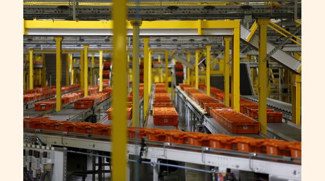 De acuerdo con Amazon, el uso de sistemas autónomos en sus centros de distribución es reflejo de 20 años de investigación y desarrollo en el área de software e innovaciones mecánicas. (Foto: Reuters)