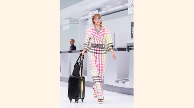 Conjuntos de tres piezas con estampados de aviones azules, blancos y rojos que recordaban un poco a los colores de la banderas francesa. (Foto: chanel)
