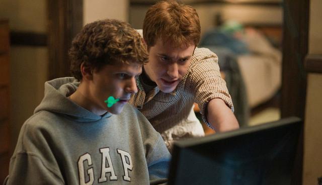 FOTO 2 | 2. La red social (The social network)

Si no has visto la película en la que se cuenta cómo Mark Zuckerberg creó Facebook en la universidad de Harvard y cómo defiende su idea de sus enemigos, tienes que verla.

De ser un estudiante trunco, Zuckerberg logra pasar a ser un joven empresario millonario. Aquí aprenderás cómo se desarrolla una idea de negocio. (Foto: IMDB)