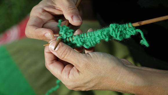 Sí, el ganchillo (crochet) es un conjunto de habilidades que podría monetizar fácilmente, pero los márgenes de ganancia serían inexistentes si hiciera los cálculos del costo de los suministros y las horas de trabajo para producir una sola pieza.