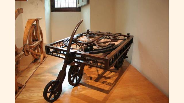 FOTO 22 | Coche autopropulsado, el proyecto fue diseñado en 1478. Es una especie de ancestral de los coches modernos. Era una especie de vehículo que se movía sin conductor utilizando una interacción secuencial de muelles y engranajes.