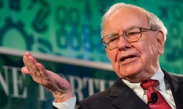 Warren Buffet. El presidente y CEO Berkshire Hathaway, Warren Buffett,ocupó el segundo lugar en la lista Forbes de los 400 millonarios más ricos del mundo durante 15 años seguidos, hasta que en 2016 le arrebató el puesto Jeff Bezos. Además de por su fortu