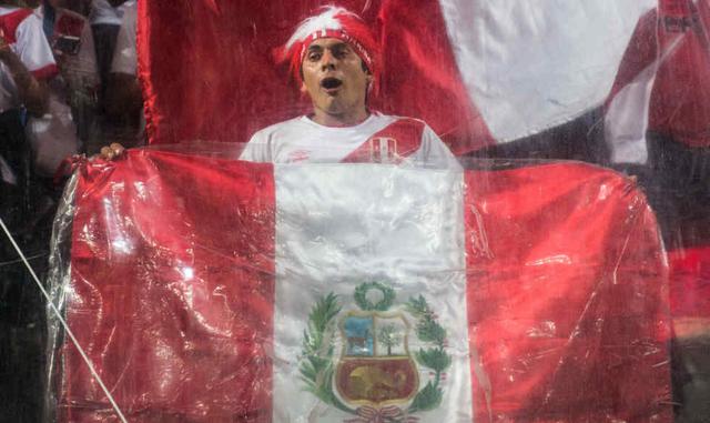 Hinchas peruanos, emocionados por el regreso del Perú a un Mundial. (Foto: AFP)
