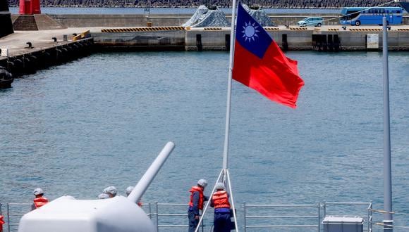 La bandera taiwanesa flamea en el puerto de Yilan, Taiwán. REUTERS/Ann Wang