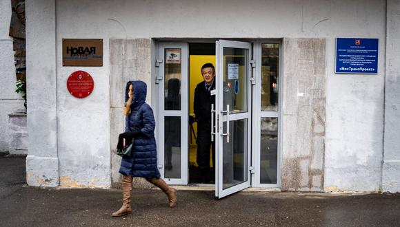 En esta foto de archivo tomada el 15 de marzo de 2021, un guardia de seguridad se para en la puerta del edificio de la oficina editorial del periódico Novaya Gazeta en Moscú. (DIMITAR DILKOFF / AFP).