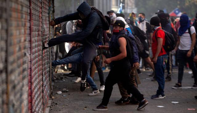 El grito “Chile despertó” impulsó las protestas desde su inicio después de que el alza en el precio del pasaje del suburbano capitalino fuera la gota que colmó el vaso de la paciencia de los chilenos. (Foto: AFP)