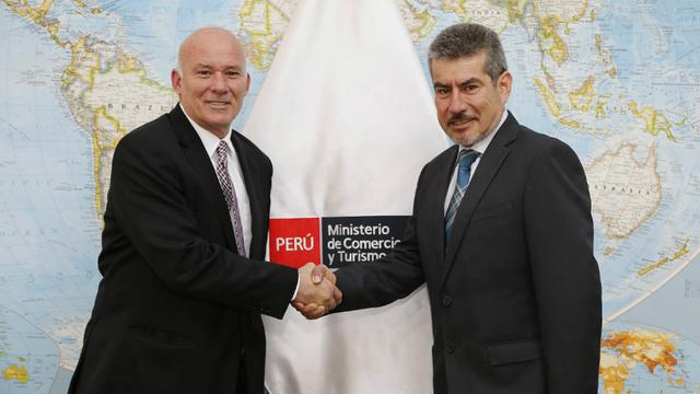 El licenciado en Turismo Rogers Valencia Espinoza (a la derecha en la foto) es el viceministro de Turismo del Mincetur. Es licenciado en Turismo por la Universidad San Antonio Abad del Cusco. Trabajó como docente de la Escuela de Postgrado de Turismo de l