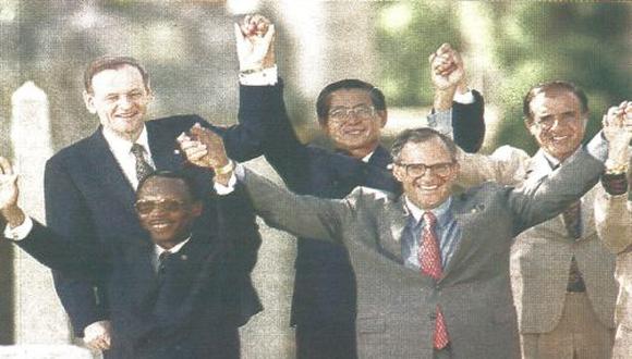 Entusiasmo en la Cumbre. Los presidentes y primer ministro de Canadá, tomados de la mano con los brazos en alto. (foto Reuter)