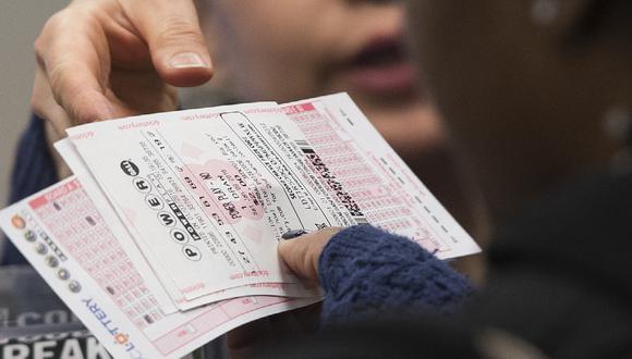 Tener un boleto ganador de la lotería Powerball, te puede cambiar la vida y la de tus seres queridos (Foto: AFP)