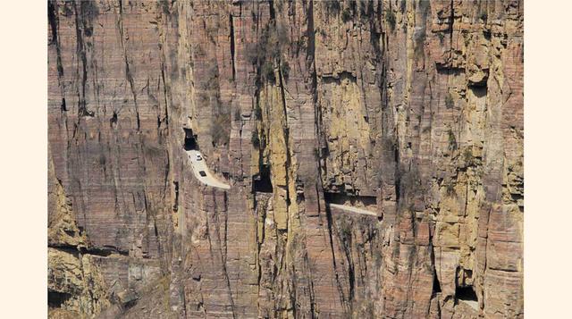 Túnel  Guoliang en China, es de 1.2 kilometros de largo, 5 metros de alto y 4 metros de ancho  empezo su construccion por un grupo de pobladores en 1972 y el 1 de mayo de 1977 fue abierto al tráfico. (Foto: Autopista.es)