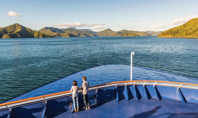 Foto 14 | Dónde: Australia / Nueva Zelanda. Carolyn Spencer Brown, estratega principal de contenido Cruise Critic, dice que una visita a Australia y Nueva Zelanda puede ser súper costosa. Las ciudades se extienden, se alejan, lo que significa que hay muchos saltos en los aviones para ir de un lugar a otro. Y para las acomodaciones de alto nivel, sin mencionar las necesidades diarias simples como un blanco plano, pagarás mucho dinero. Lo bueno de un itinerario de cruceros que incluye visitas a ambos países es que los grandes gastos se incluyen en las tarifas: comidas a bordo, alojamiento, entretenimiento y transporte de un lugar a otro. En Oceania Cruises, que ofrece un itinerario de Nueva Zelanda / Australia, por ejemplo, el viático es de US$ 350 por noche, pero no es necesario sacar una tarjeta de crédito aparte (tenga en cuenta que tiene un precio por persona), basado en dos compartiendo una cabina). Tenga en cuenta que en ciudades súper caras como Auckland y Sydney, una estadía en un hotel de cuatro estrellas como Hilton y Westin, respectivamente, le costará US$ 350 más o menos. Y eso solo por la habitación: pagará de su bolsillo por comida, entretenimiento y bares. Un consejo: busque una línea de cruceros que organice sus itinerarios para pasar el máximo de tiempo en el puerto, ya sean días largos o muchas noches, de modo que pueda tener tanto tiempo para explorar como sea posible. Además, es mejor, en la mayoría de los casos, evitar las excursiones en cruceros, que pueden ser demasiado caras y personificar los viajes de ganado grupal, y contratar a un especialista en agencias de viajes de la región para planificar visitas privadas para sus días en el puerto. Sin embargo, en resumen, al experimentar Australia y Nueva Zelanda en un crucero, especialmente en su primera visita a la región, la mayor ventaja no es solo la conveniencia de desempacar una vez y mantener los viajes de avión de bajo vuelo al mínimo. También es que, dependiendo del itinerario que elija, puede visitar algunos lugares bastante especiales fuera de las paradas en Auckland y Sydney. Nueva Zelanda, Akaroa, Dunedin y Wellington, y Australia Eden, Burnie y Melbourne, de lo contrario, podría ser extrañado, y no debería ser.