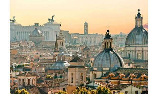 Roma, Italia. ¡La capital italiana es un histórico museo al aire libre! El Coliseo, la Capilla Sixtina y la Fuente de Trevi se encuentran entre las decenas de lugares para visitar en Roma. La ciudad es excelente para visitar a pie, pero es imprescindible 