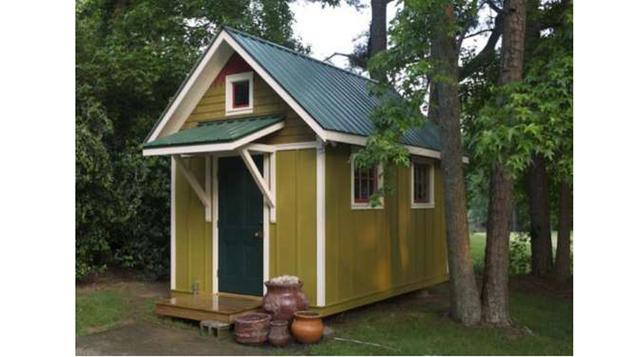 GEORGIA TINY HOME. Este pequeño hogar se encuentra en Georgia y está a la venta a través de Tiny House Listings, y a pesar de que actualmente carece de fontanería, la plataforma de 120 pies cuadrados (11,1 m_) dispone de suficiente espacio para una cocina