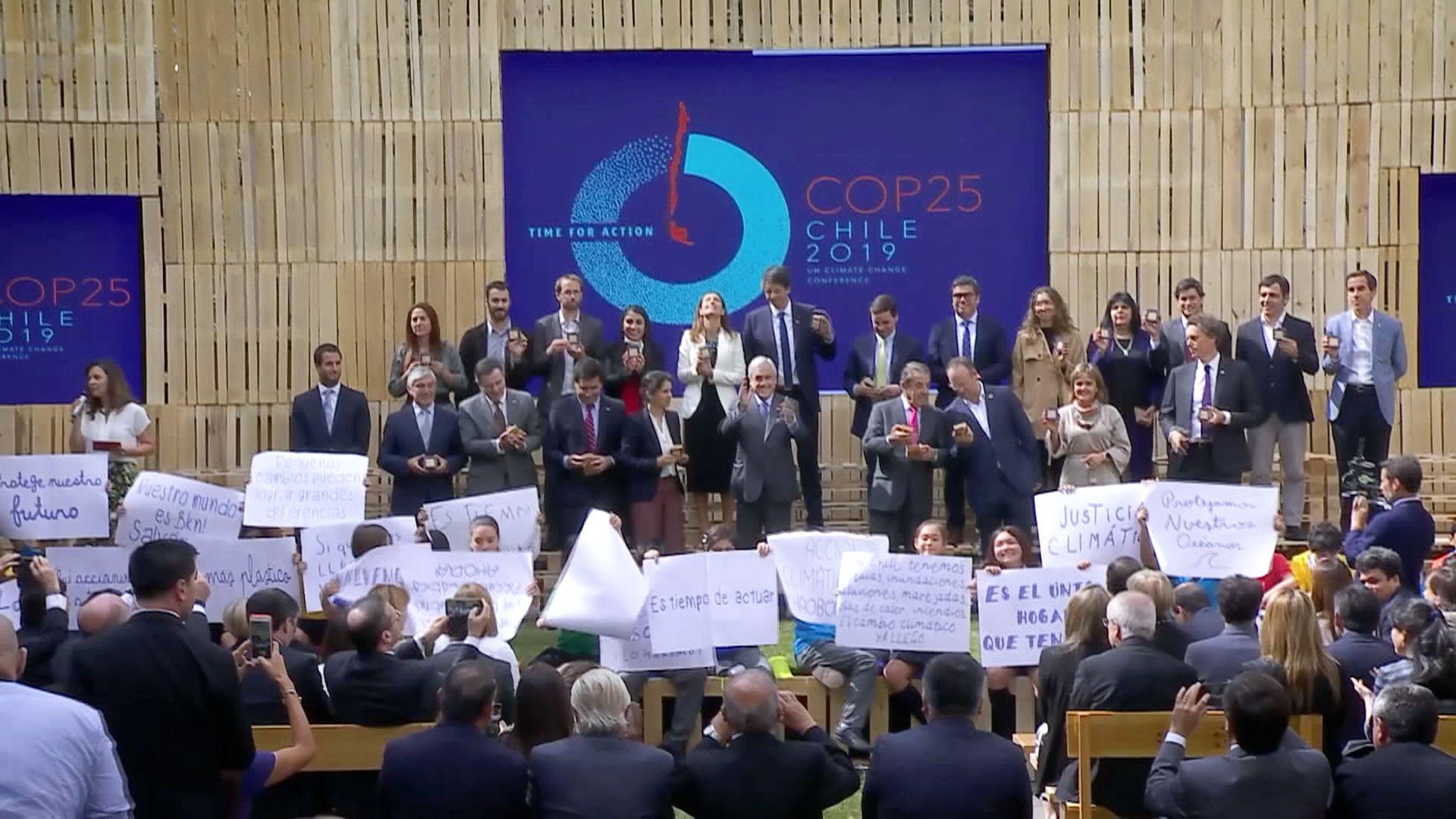 La conferencia en Santiago iba a debatir maneras de resolver algunos de los problemas hasta ahora irresueltos sobre la crisis del clima y allanar el camino para el cónclave del 2020, que buscará animar a los países a comprometerse a reducir aún más sus emisiones de gases de efecto invernadero. (Foto: AFP)