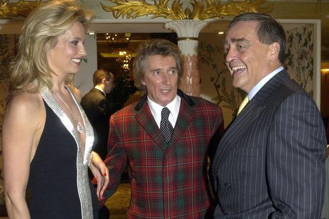 El cantante Rod Stewart y su esposa, la modelo Penny Lancaster, conversan con el duque.
